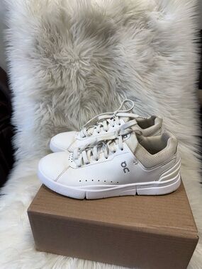 On Sneakers THE ROGER Advantage White